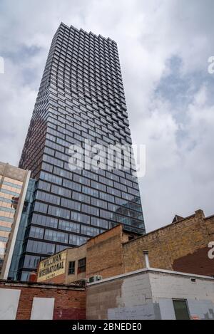 Calgary, Alberta - 10. Mai 2020: Blick auf Calgarys neuesten Wolkenkratzer - Telus Sky. Telus Sky wird eines der prominentesten Gebäude auf der c Stockfoto