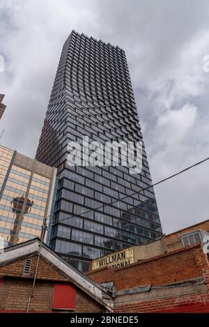 Calgary, Alberta - 10. Mai 2020: Blick auf Calgarys neuesten Wolkenkratzer - Telus Sky. Telus Sky wird eines der prominentesten Gebäude auf der c Stockfoto