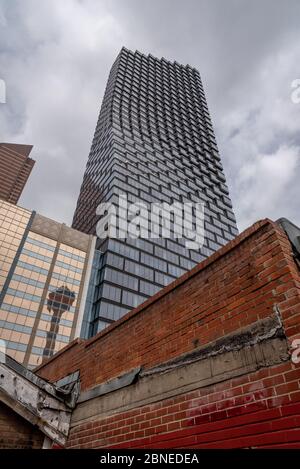 Calgary, Alberta - 10. Mai 2020: Blick auf Calgarys neuesten Wolkenkratzer - Telus Sky. Telus Sky wird eines der prominentesten Gebäude auf der c Stockfoto