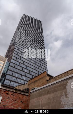 Calgary, Alberta - 10. Mai 2020: Blick auf Calgarys neuesten Wolkenkratzer - Telus Sky. Telus Sky wird eines der prominentesten Gebäude auf der c Stockfoto