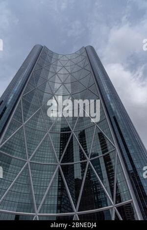 Calgary, Alberta - 10. Mai 2020: An einem bewölkten Frühlingstag können Sie den legendären Bow Tower von Calgary bewundern. Stockfoto