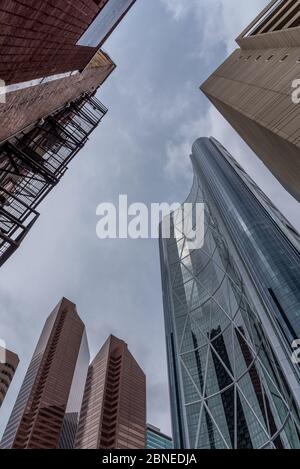 Calgary, Alberta - 10. Mai 2020: An einem bewölkten Frühlingstag können Sie den legendären Bow Tower von Calgary bewundern. Stockfoto