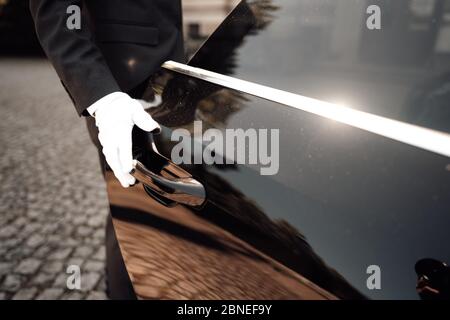 Foto eines Fahrers, der die Autotür öffnet Stockfoto