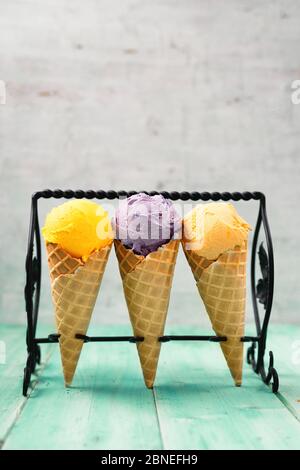 Drei Eiszapfen in Pastellfarben auf einem Tisch platziert Stockfoto