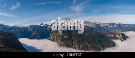 Herbstalpen nebliger Morgenblick von der Jenner Aussichtsplattform, Schonau am konigssee, Nationalpark Berchtesgaden, Bayern, Deutschland. Stockfoto