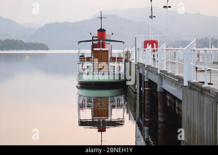 Vergnügungsdampfer am Pooley Bridge Pier Stockfoto