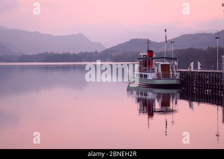 Ausflugsdampfer auf dem Lake Ullswater an der Pooley Bridge Stockfoto