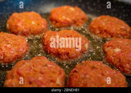 Rohes Fleisch Koteletts rissole Fleischbällchen von Hackfleisch in einer Pfanne. Stockfoto