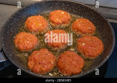 Rohes Fleisch Koteletts rissole Fleischbällchen von Hackfleisch in einer Pfanne. Stockfoto