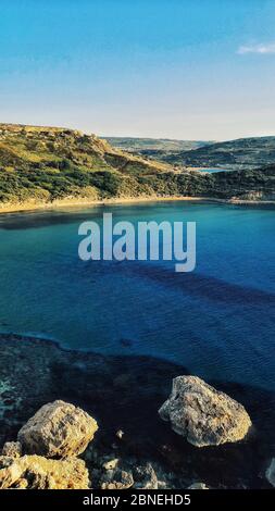 Vertikale Aufnahme des atemberaubenden Ausblicken auf Golden Bay Beach In Mellieha Malta an einem sonnigen Tag gefangen genommen Stockfoto