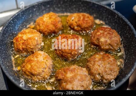Rohes Fleisch Koteletts rissole Fleischbällchen von Hackfleisch in einer Pfanne. Stockfoto