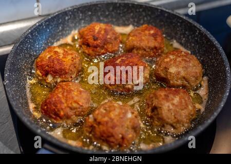 Rohes Fleisch Koteletts rissole Fleischbällchen von Hackfleisch in einer Pfanne. Stockfoto