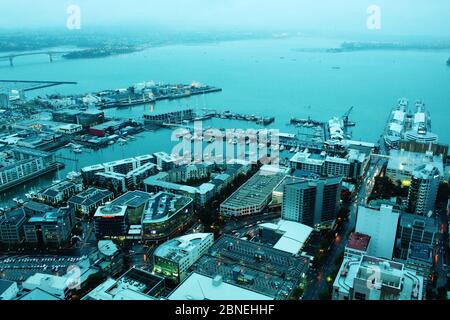 Atemberaubende Aufnahme des Auckland Harbour in Neuseeland im Nebel von oben. Foto vom Sky Tower. Stockfoto