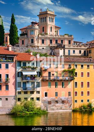 Bassano del Grappa, Vicenza, Venetien, Italien. Detail der bunten historischen Gebäude mit Blick auf das Ufer des Flusses Brenta. Stockfoto