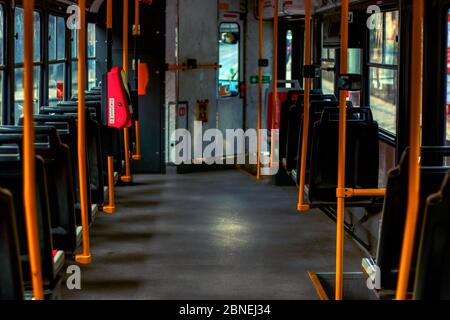 Prag, Tschechien, 14. Mai 2020 - leere Straßenbahn während Quarantäneregeln in der Pandemie Stockfoto