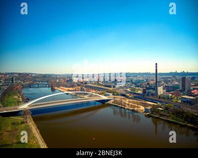 Luftaufnahme der Troja-Brücke in Prag Stockfoto