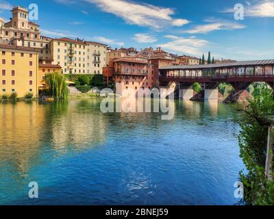 Bassano. Die Brücke über die Brenta, Ponte Vecchio oder Ponte degli Alpini genannt, gilt als eine der charakteristischsten Brücken Italiens. Stockfoto