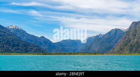 Panorama des Allerheiligen Sees (Lago Todos los Santos) im chilenischen Seengebiet bei Puerto Varas und Puerto Montt, Chile. Stockfoto