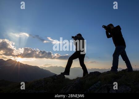 Fotografen bei Sonnenuntergang in den Bergen der Samnaungruppe, eine Untergruppe der Zentralalpen, Nordtirol, Österreichischen Alpen Aufnahme. Juli. Stockfoto