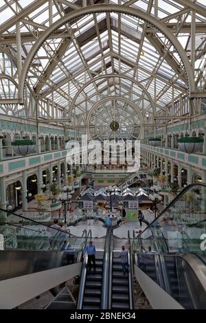 Stephens Green Shopping Centre, Dublin, Irland, Irische Republik - Irlands größte Uhr Stockfoto