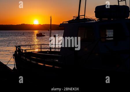 Courtmacsherry, West Cork, Irland. Mai 2020. Die Sonne geht spektakulär über Courtmacsherry Marina nach einem Tag voller Sonnenschein unter. Credit: AG News/Alamy Live News Stockfoto