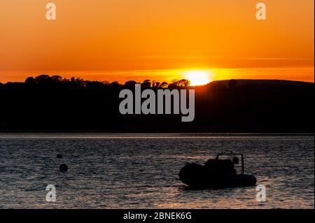 Courtmacsherry, West Cork, Irland. Mai 2020. Die Sonne geht spektakulär über Courtmacsherry Marina nach einem Tag voller Sonnenschein unter. Credit: AG News/Alamy Live News Stockfoto