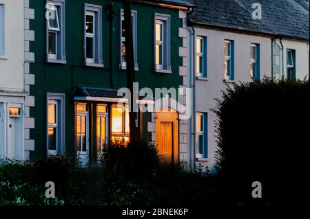 Courtmacsherry, West Cork, Irland. Mai 2020. Die Sonne geht spektakulär als Spiegelung in einem Fenster eines Hauses in Courtmacsherry nach einem Tag voller Sonnenschein unter. Credit: AG News/Alamy Live News Stockfoto