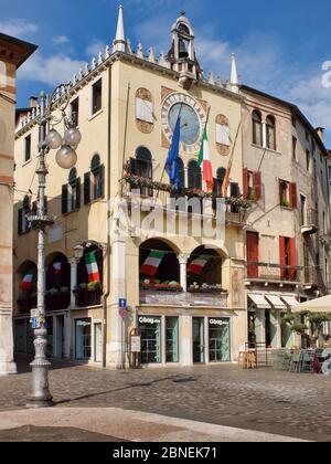 Bassano del Grappa, Venetien, Italien. Das Rathaus wurde auf einer mittelalterlichen Loggia aus dem Jahr 1405 erbaut. 1430 wurde die Uhr an der Fassade eingesetzt. Stockfoto