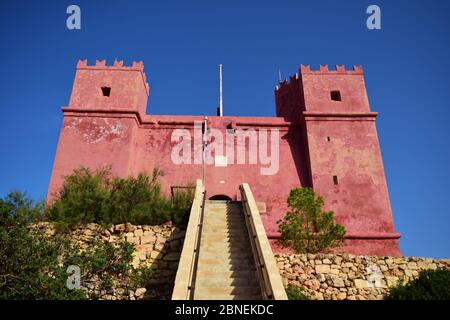 MELLIEHA, MALTA - 12. Okt 2014: Der Turm des Heiligen Agatha, bekannt als der Rote Turm, wurde vom Orden des Hl. Johannes auf einem Hügel in Mellieha errichtet. Eine Festung zu entschärfen Stockfoto