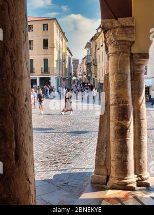 Bassano del Grappa, Vicenza, Venetien, Italien. Piazza Libertà (Liberty Square) ist der zentralste und lebhafteste Platz in der Stadt. Stockfoto