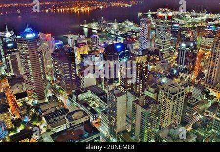Atemberaubende Aufnahme des Stadtzentrums von Auckland in Neuseeland bei Nacht von oben. Foto vom Sky Tower.