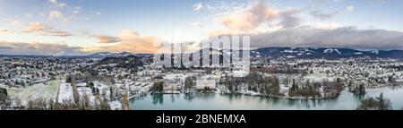 Panorama-Luftdrohne-Aufnahme des Leopoldskroner Sees südwestlich des Außenbezirke von Salzburg im Winter Stockfoto