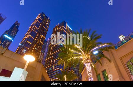 Weitwinkelaufnahme der Türme der Dubai Marina bei Nacht, Vereinigte Arabische Emirate Stockfoto