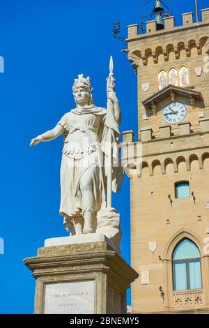 Die Freiheitsstatue in der Nähe des Rathauses in San Marino Stockfoto