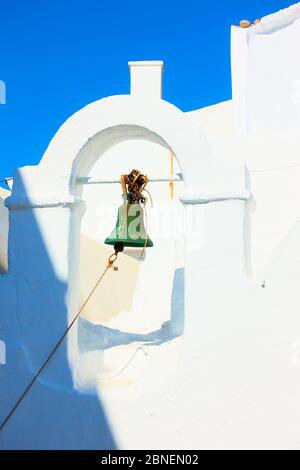 Kleiner Glockenturm der antiken griechischen Kirche in Mykonos Stadt (Chora), Griechenland - architektonisches Detail Stockfoto