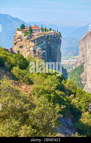 Das Kloster der Heiligen Dreifaltigkeit auf dem Felsen in Meteora, Griechenland - griechisches Wahrzeichen Stockfoto