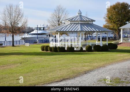 Eine Yacht, die entlang der Washington, NC Waterfront Marina geparkt ist. Stockfoto