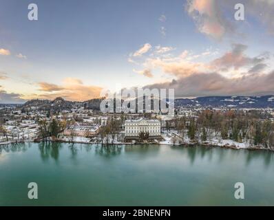 Luftdrohne-Aufnahme des Leopoldskroner Sees südwestlich des Außenbezirke von Salzburg im Winter Stockfoto