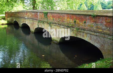 Rückseite der Scheinbrücke von Capability Brown Stockfoto