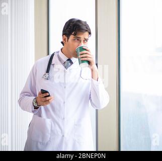 Die jungen gutaussehenden Arzt steht am Fenster Stockfoto
