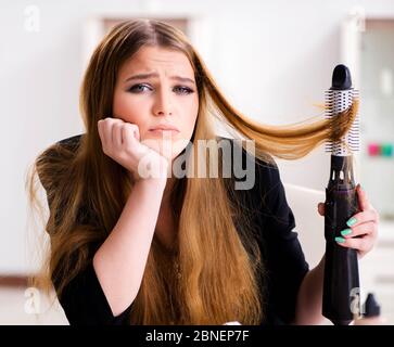 Die junge Frau in ein Bad Hair Day Stockfoto