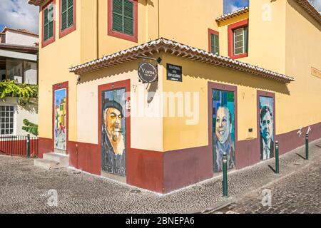 Funchal, Portugal - 10. November 2019: Bemalte Türen auf der Rua D.Carlos I als Teil des Projekts "Kunst der offenen Türen", das dazu bestimmt war, die Menschen für zu sensibilisieren Stockfoto