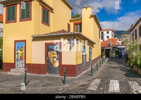 Funchal, Portugal - 10. November 2019: Bemalte Türen auf der Rua D.Carlos I als Teil des Projekts "Kunst der offenen Türen", das dazu bestimmt war, die Menschen für zu sensibilisieren Stockfoto