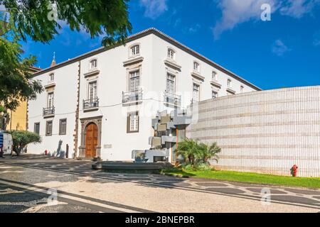 Funchal, Portugal - 10. November 2019: Neues Hauptquartier der Legislativversammlung von Madeira im Gebäude der alten Bräuche von Funchal, Cla Stockfoto