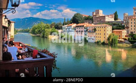 Bassano del Grappa (Vicenza, Italien), Blick auf den Fluss Brenta von Ponte Vecchio. Auf der gegenüberliegenden Seite können Sie die mittelalterliche Burg sehen. Stockfoto