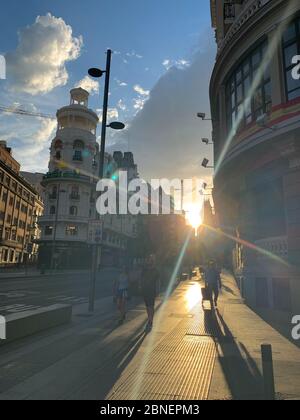 Madrid, Spanien - 1. Mai 11 2020: Blick auf die Festungsfahnen und Banner auf den Gebäuden der Stadt, nach der totalen Sperrung in Madrid durch Coronavirus (CO Stockfoto