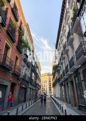 Madrid, Spanien - 1. Mai 11 2020: Blick auf die Festungsfahnen und Banner auf den Gebäuden der Stadt, nach der totalen Sperrung in Madrid durch Coronavirus (CO Stockfoto