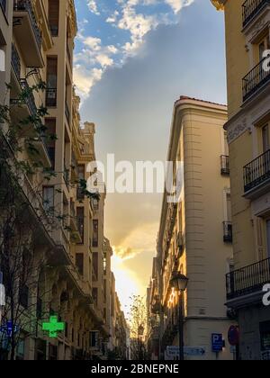 Madrid, Spanien - 1. Mai 11 2020: Blick auf die Festungsfahnen und Banner auf den Gebäuden der Stadt, nach der totalen Sperrung in Madrid durch Coronavirus (CO Stockfoto