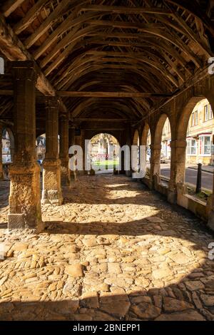 Alte Steinplatten und Holzbalken, Balken, Dachbalken, Dachsparren und Pfetten der Markthalle aus dem 17. Jahrhundert in Chipping Campden in den Cotswolds, Oxfordshire, Stockfoto