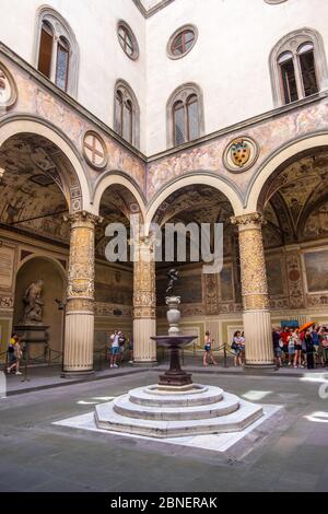 Florenz, Italien - 16. August 2019: Erster Innenhof des Palazzo Vecchio mit Brunnen Putto mit Delphin von Verrocchio in der Mitte Stockfoto